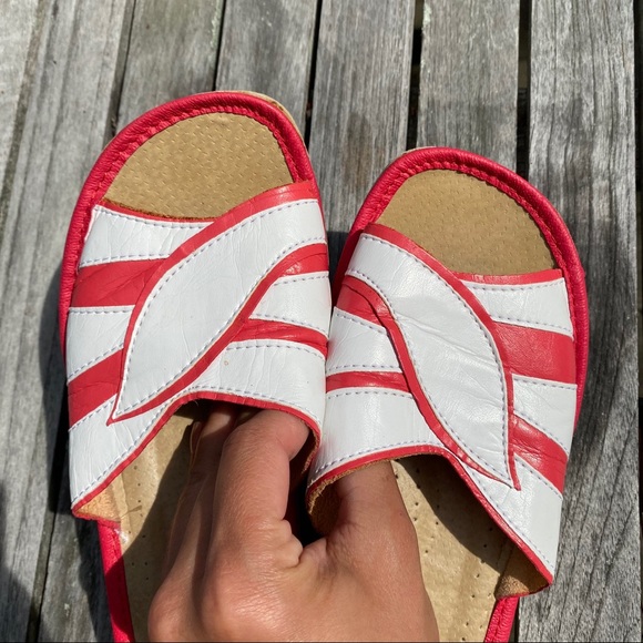 ❤️ BASIC RED & WHITE LEATHER SLIPPERS! - Picture 3 of 9